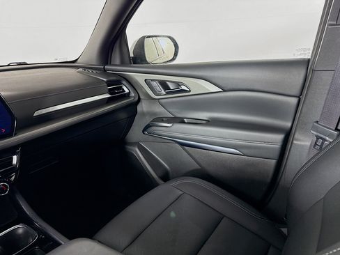 Used 2025 Chevrolet Traverse LT FWD image 28