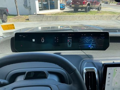 Used 2025 Ford Expedition Platinum image 14