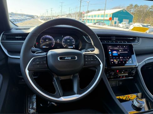 Used 2025 Jeep Grand Cherokee L Laredo w/ Luxury Tech Group I image 17