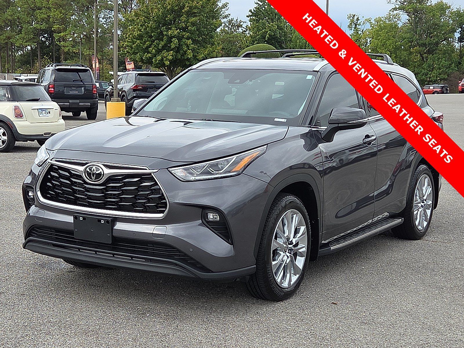 Used 2025 Toyota Highlander Limited FWD image 2