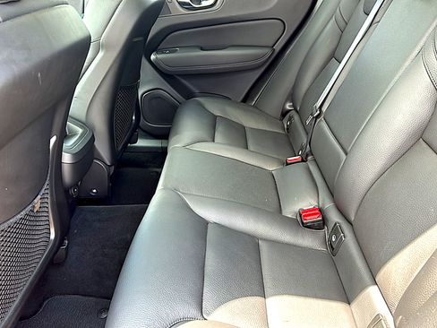 Used 2022 Volvo XC60 B5 Momentum AWD/4WD image 19