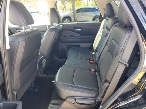 Certified 2025 Nissan Pathfinder SL FWD image 12
