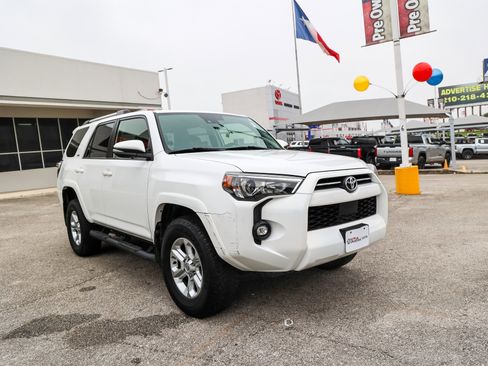Used 2022 Toyota 4Runner SR5 Premium w/ Moonroof Package AWD/4WD image 5