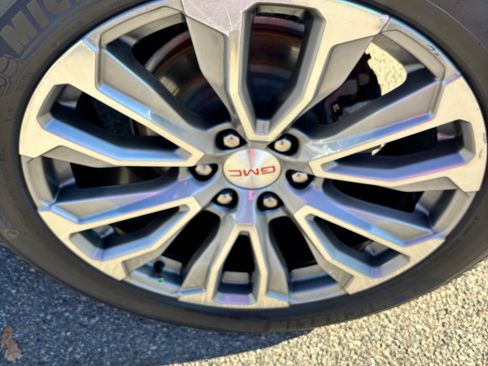 Used 2021 GMC Yukon XL Denali w/ Denali Premium Package image 9