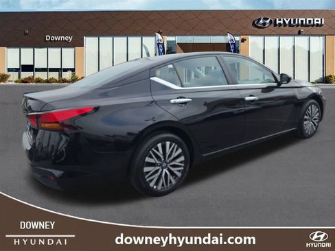 Used 2025 Nissan Altima 2.5 SV FWD image 5