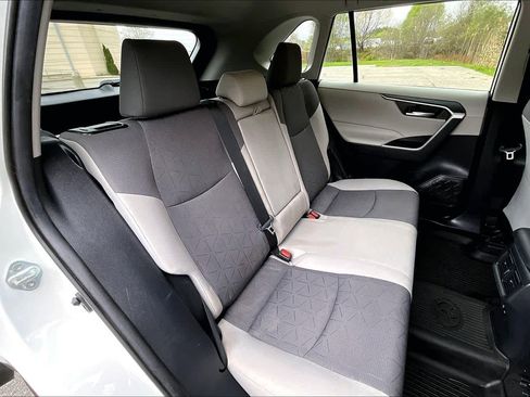 Used 2021 Toyota RAV4 XLE AWD/4WD image 20