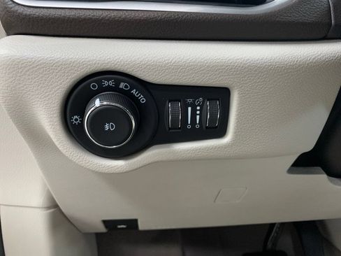 Certified 2021 Chrysler Pacifica Touring-L w/ Uconnect Theater Family Group FWD image 18
