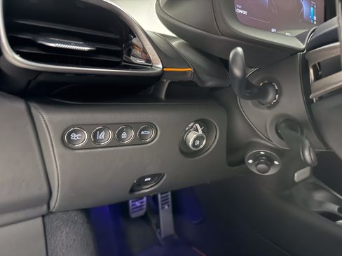 Used 2024 McLaren Artura RWD image 18