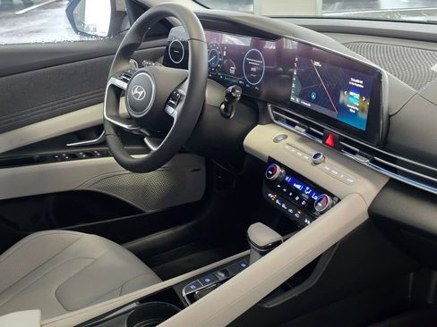 New 2025 Hyundai Elantra Limited image 28