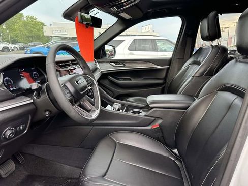 Used 2025 Jeep Grand Cherokee Limited w/ Luxury Tech Group II AWD/4WD image 10