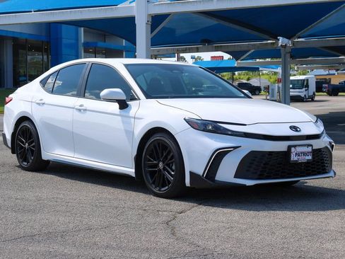 Used 2025 Toyota Camry SE w/ Convenience Package FWD image 1