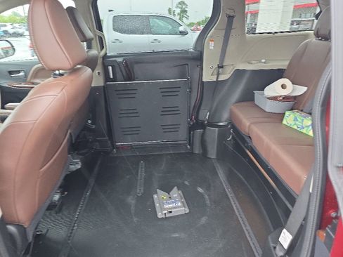 Used 2020 Toyota Sienna Limited Premium FWD image 17