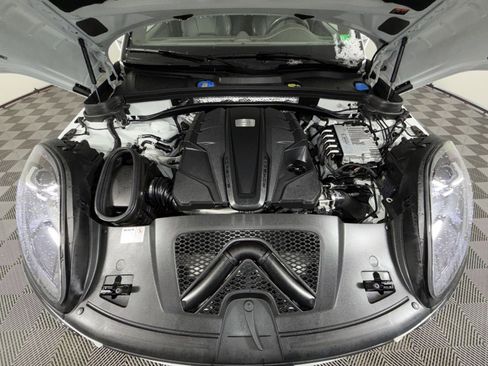 Used 2021 Porsche Macan Turbo image 28