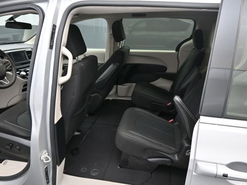 Used 2022 Chrysler Voyager LX image 11