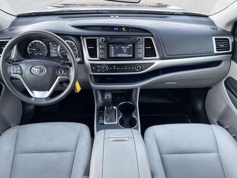 Used 2019 Toyota Highlander LE image 21
