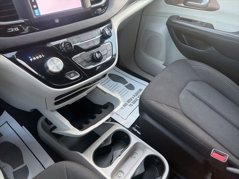 Used 2023 Chrysler Voyager LX image 24