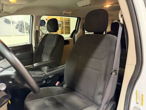 Used 2018 Dodge Grand Caravan SE w/ UConnect Hands-Free Group image 41