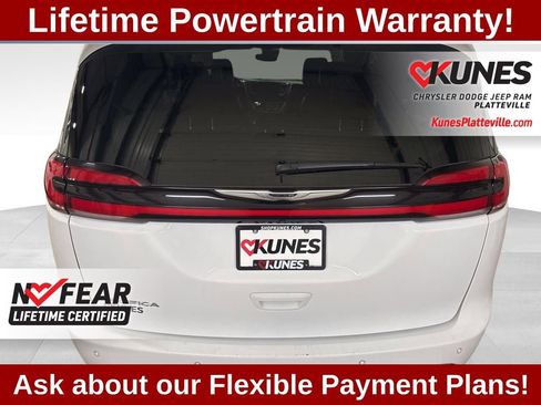 Used 2024 Chrysler Pacifica Touring-L image 9