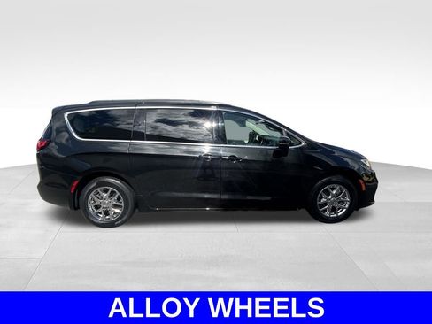 Used 2022 Chrysler Pacifica Touring-L image 3