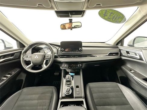 Used 2024 Mitsubishi Outlander SE image 32