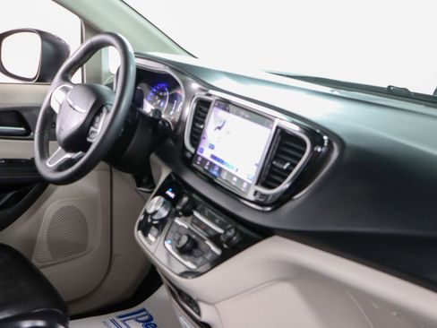 Used 2023 Chrysler Pacifica Touring-L FWD image 26