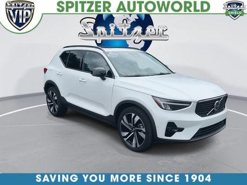 Used 2023 Volvo XC40 B5 Plus w/ Driver Assist Package AWD/4WD image 2