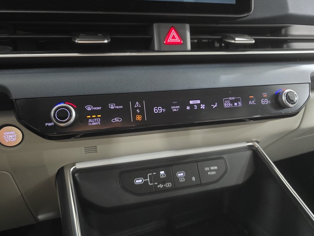 Used 2025 Kia Carnival EX FWD image 16