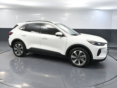 Used 2024 Ford Escape Platinum image 4