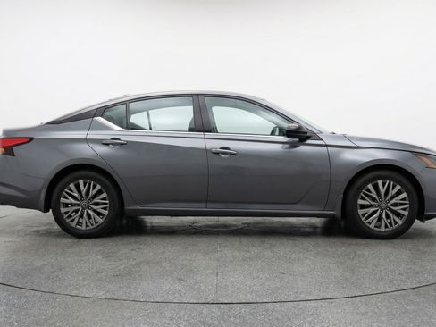 Used 2025 Nissan Altima 2.5 SV FWD image 8