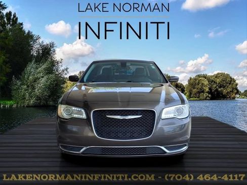 Used 2016 Chrysler 300 Limited RWD image 3