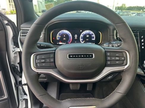 Used 2025 Jeep Wagoneer 4WD image 11