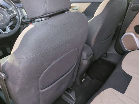 Used 2015 Jeep Renegade Latitude w/ Popular Equipment Group image 18