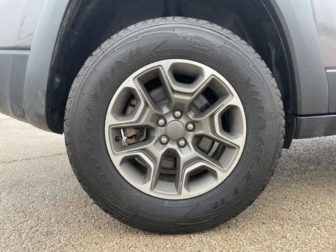 Used 2020 Jeep Cherokee Trailhawk w/ Cold Weather Group image 36