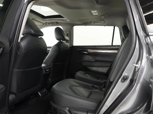Used 2024 Toyota Highlander Limited AWD/4WD image 19