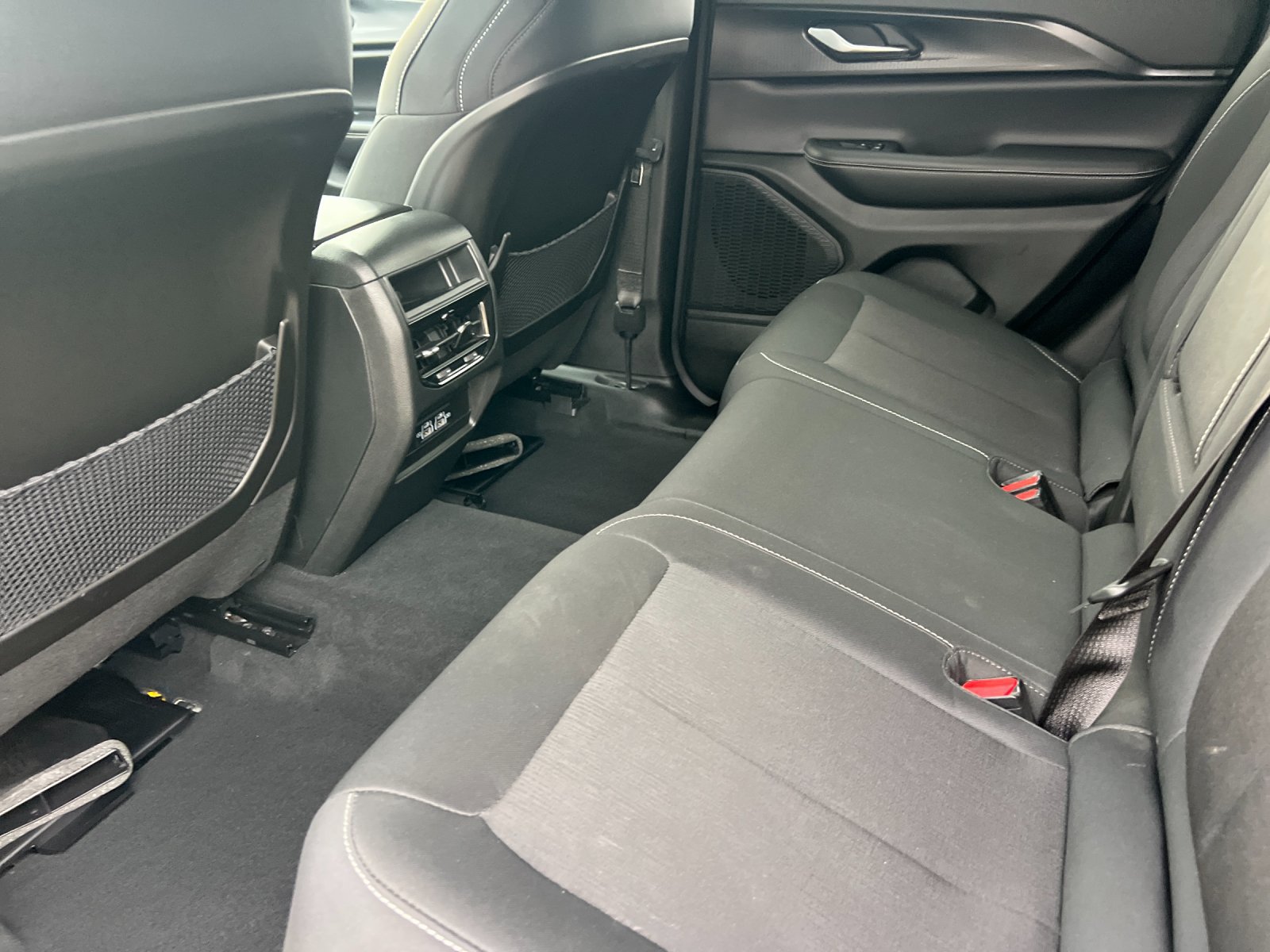 Used 2023 Jeep Grand Cherokee Laredo AWD/4WD image 14
