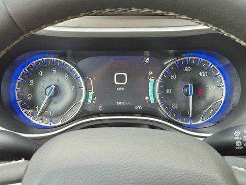 Used 2025 Chrysler Pacifica Select FWD image 16