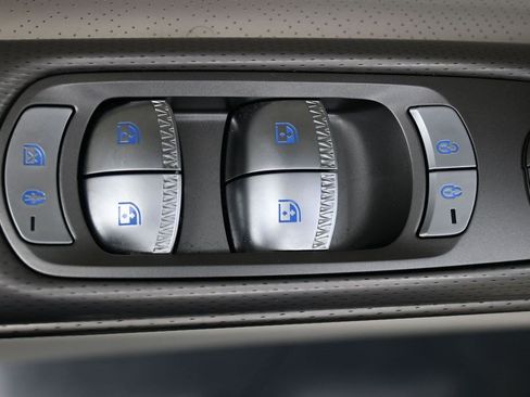 Used 2025 Genesis GV60 Advanced AWD/4WD image 18