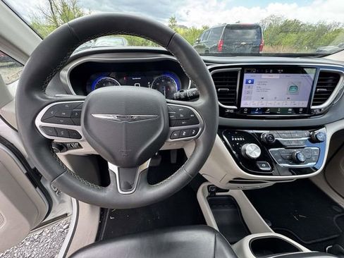 Used 2023 Chrysler Pacifica Touring-L image 5