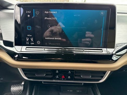 Used 2024 Volkswagen Atlas Cross Sport SE image 18