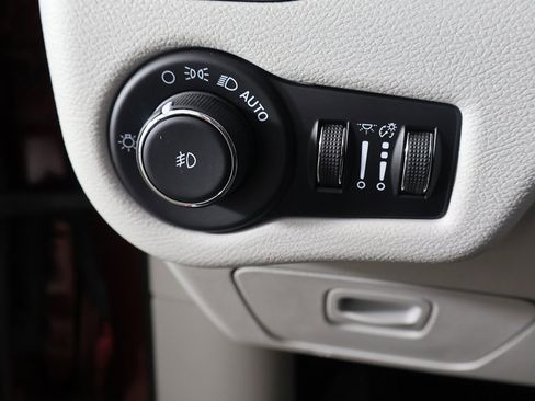 Used 2021 Jeep Cherokee Latitude Lux w/ Mopar Interior Package image 33