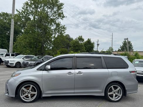 Used 2018 Toyota Sienna SE Premium w/ Carpet Mat Package FWD image 4