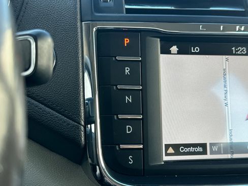 Used 2017 Lincoln Continental Select image 32