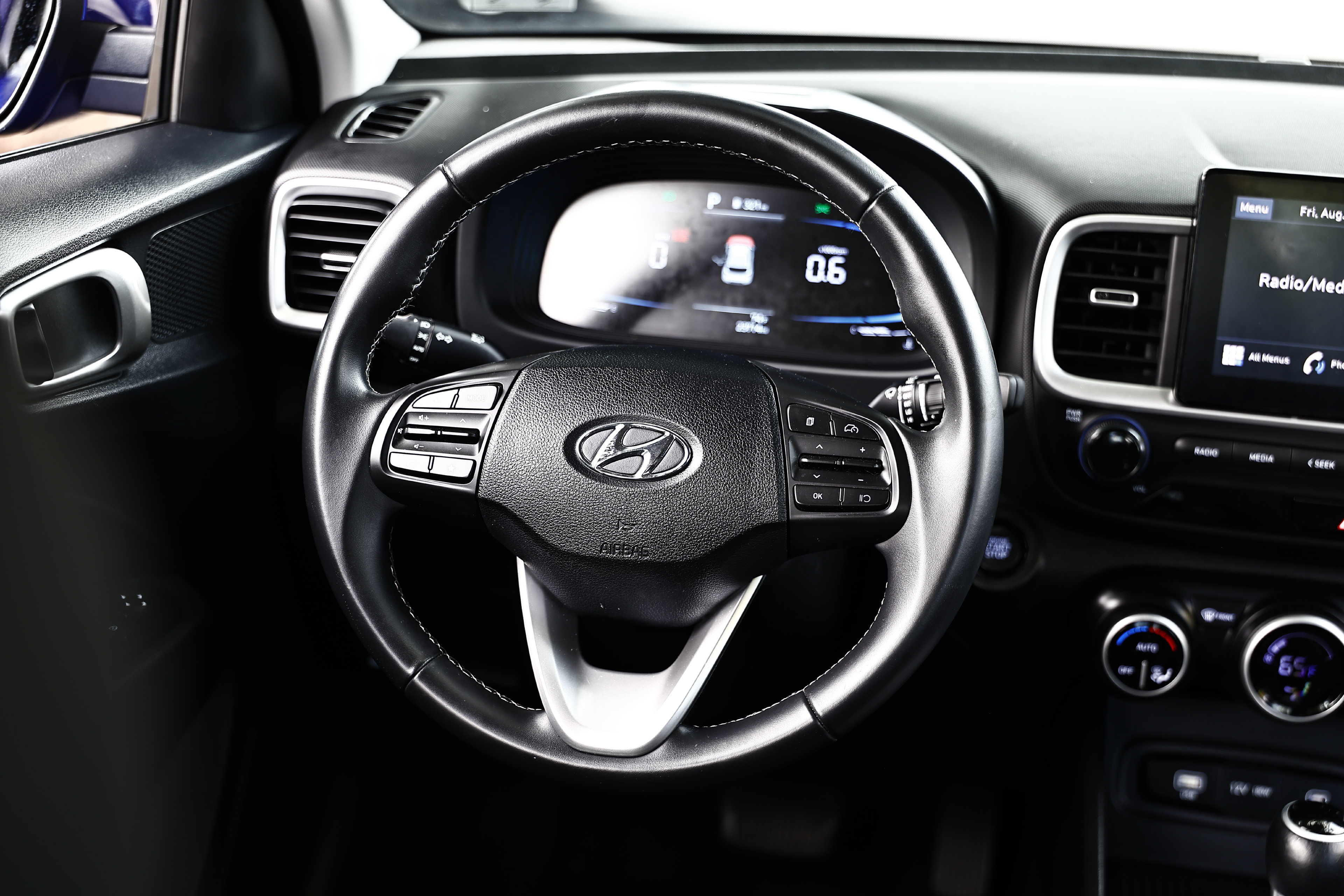 Used 2025 Hyundai Venue SEL FWD image 27