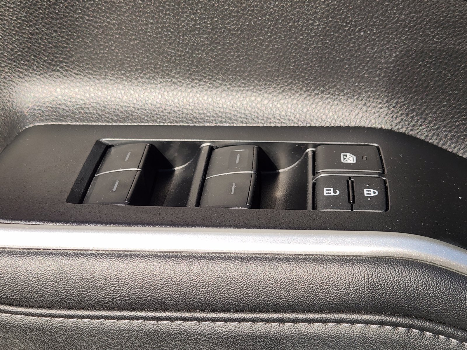 Used 2024 Toyota Highlander LE FWD image 28