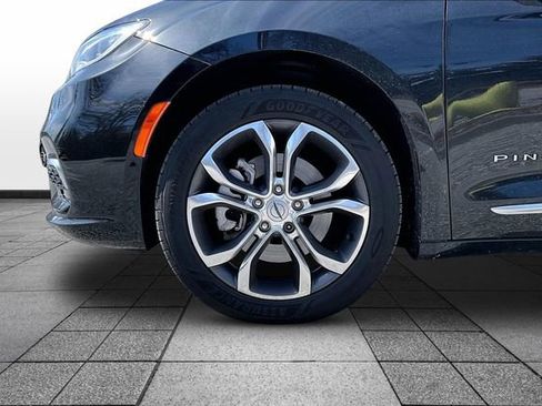 Used 2021 Chrysler Pacifica Pinnacle image 4