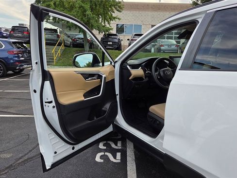 Used 2022 Toyota RAV4 XLE AWD/4WD image 12