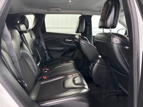 Used 2021 Jeep Cherokee Latitude Plus FWD image 32