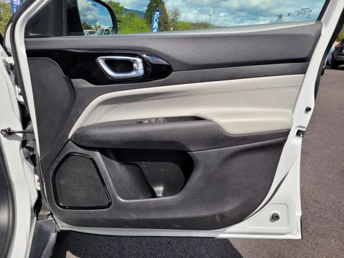 Used 2025 Jeep Compass Limited image 22