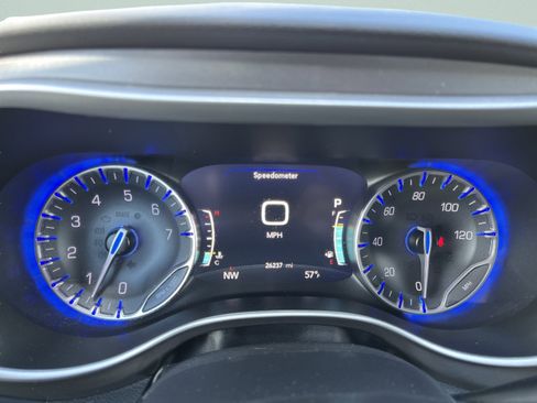 Used 2024 Chrysler Pacifica Touring-L FWD image 20