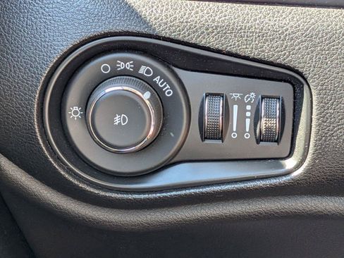 Used 2019 Jeep Renegade Trailhawk w/ LED Lighting Group AWD/4WD image 18